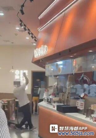 武汉老字号餐饮店遭男子打砸 店内一片狼藉